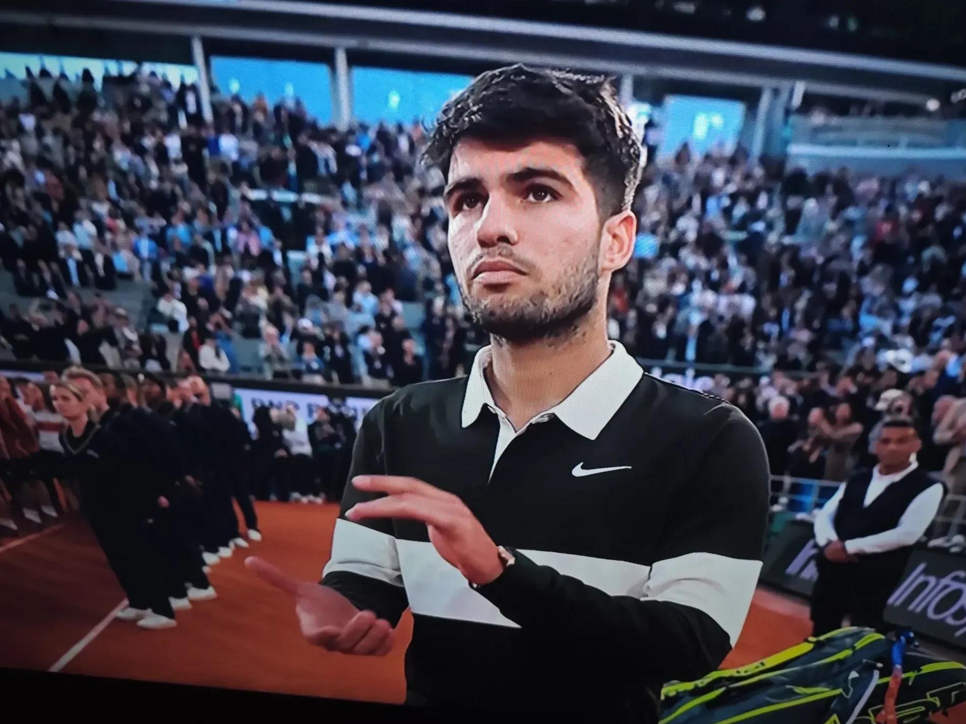 包含戴维斯杯险胜年终总决赛，阿尔卡拉斯带队取胜的词条