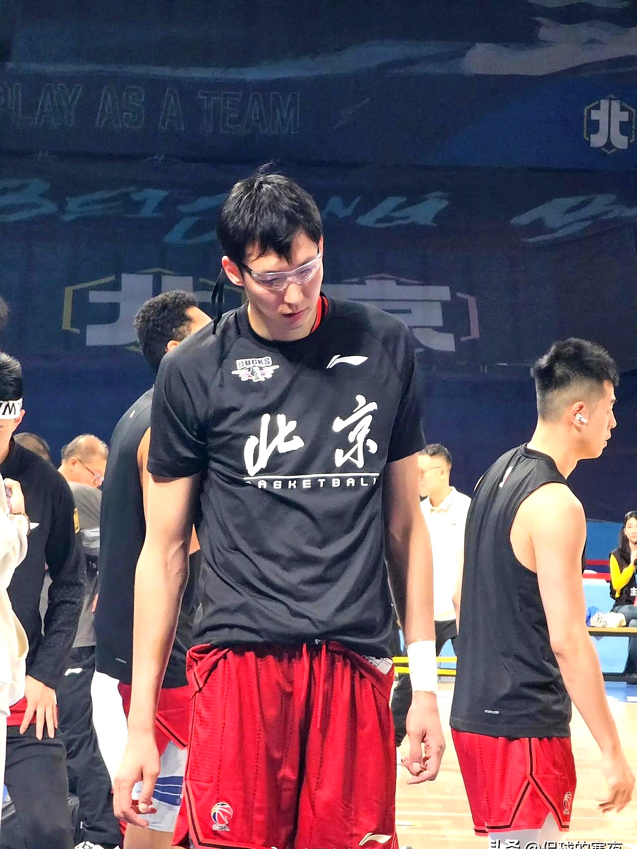 猛龙完胜北京队，恩比德带队取胜