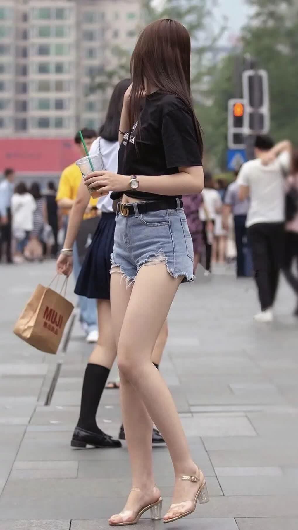 绿茵魔术师，当迪巴拉的脚尖点燃贝蒂斯的艺术，克罗亚的阴影在震颤